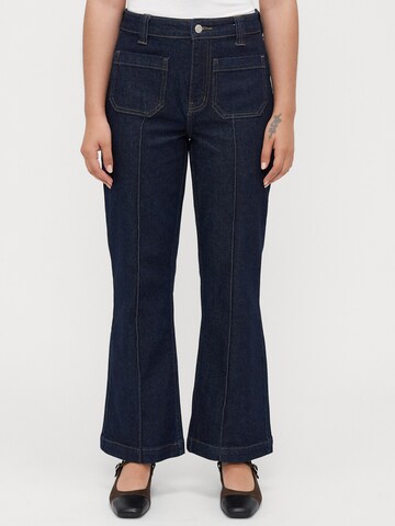 Only Petite Flared Jeans in Blue: front