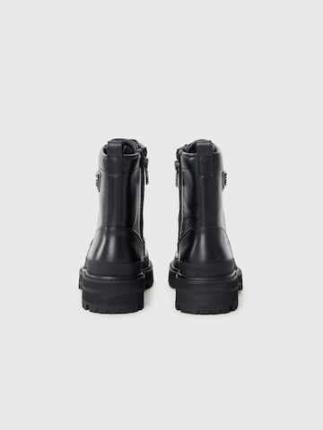 GUESS - Botim com fivela 'Bada2' em preto