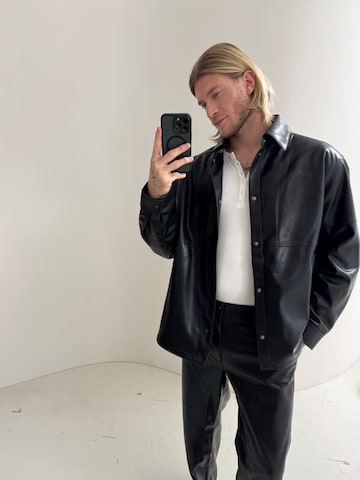 KARIA by Loris Karius Φθινοπωρινό και ανοιξιάτικο μπουφάν σε μαύρο