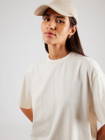 OH APRIL T-shirt i beige
