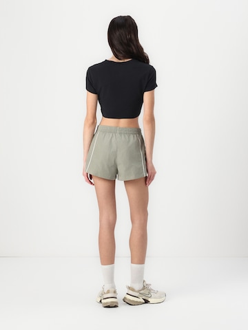 Nike Sportswear - Loosefit Pantalón en verde: atrás