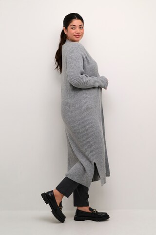 KAFFE CURVE Gebreid vest in Grijs