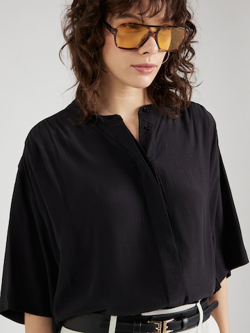 SOAKED IN LUXURY - Blusa 'Layna' en negro