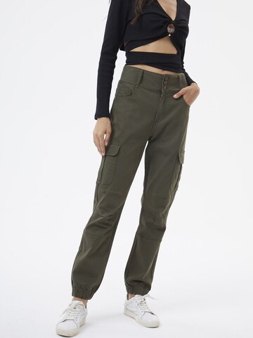 Tapered Pantaloni cargo 'Levitating' di AIKI KEYLOOK in verde