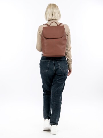 Emily & Noah Rugzak 'Tours Rue 09' in Bruin: voorkant