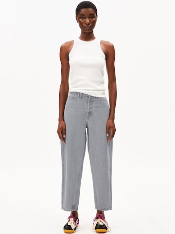 ARMEDANGELS Baggy Jeans 'BAARLY' in Grijs: voorkant