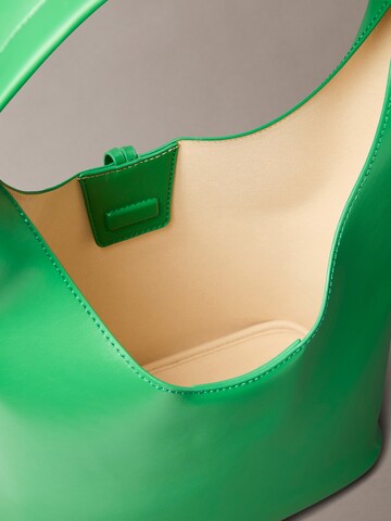 Calvin Klein Schultertasche in Grün