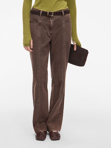 ROUGE EDIT Tapered Jeans in Bruin: voorkant