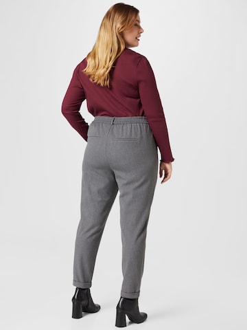 Vero Moda Curve Slimfit Housut 'Maya' värissä harmaa