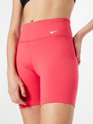 NIKE Skinny Sportshorts in Rot