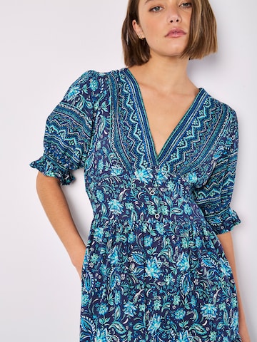 Robe 'Sarasa' Apricot en bleu