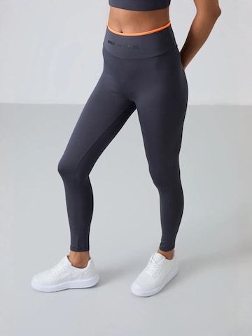 Completo sportivo di Tommy Life in grigio
