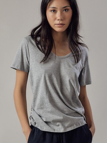 Maglietta 'T-Shirt Scollo Profondo' di OWN Off With Nature in grigio: frontale