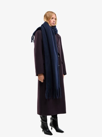 Fular de la Bershka pe albastru