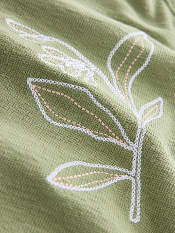 Tricou de la Next pe verde