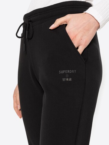 Superdry Tapered Urheiluhousut värissä musta