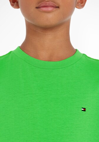 TOMMY HILFIGER T-shirt 'ESSENTIAL' i grön