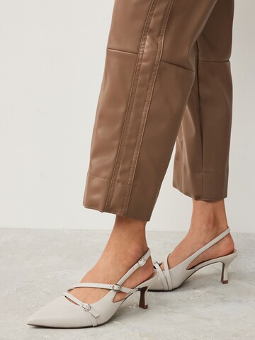 Décolleté sling di Next in beige: frontale