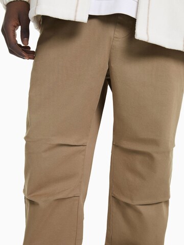 Bershka Normalny krój Spodnie w kolorze brązowy