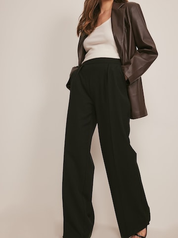 NA-KD Wide leg Pleated Pants in Black: front