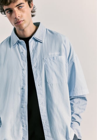 Pull&Bear Pohodlné nošení Košile – modrá