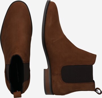 TOMMY HILFIGER Chelsea Boots in Braun