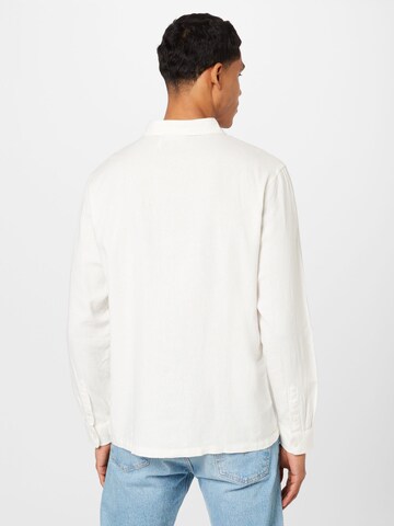 Coupe regular Chemise WEEKDAY en blanc