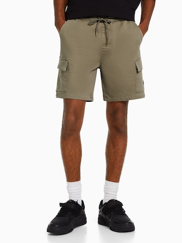 Bershka Regular Shorts in Grün: predná strana