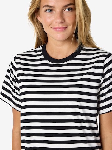 Noisy may Jurk 'NMEMBER' in Zwart