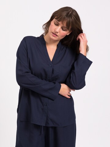 Chemise de nuit Lykkeland Atelier en bleu : devant