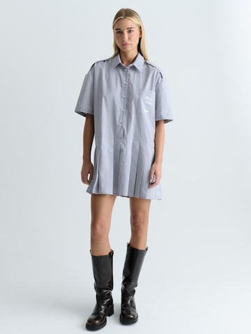 Robe-chemise 'FOLD' FEMSSY en gris