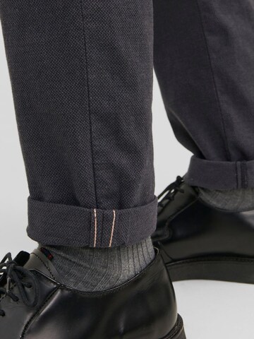 Coupe slim Pantalon chino JACK & JONES en noir