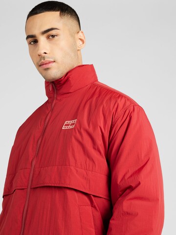 Tommy Jeans - Chaqueta de entretiempo en rojo