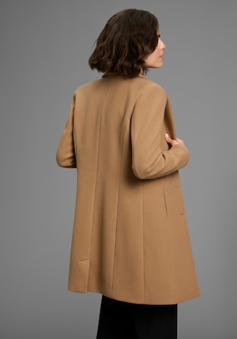 LAURA SCOTT Between-Seasons Coat in Beige