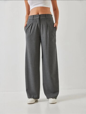 Bianco Lucci - Perna larga Calças em cinzento