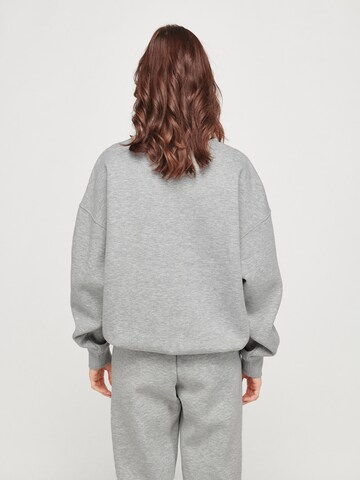 ABOUT YOU x VIAM Studio Sweatshirt 'Sporty' in Grijs: terug