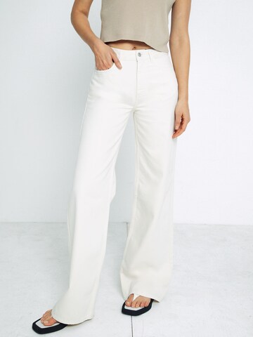 ABOUT YOU x Toni Garrn Wide leg Jeans 'Letizia' i vit: framsida