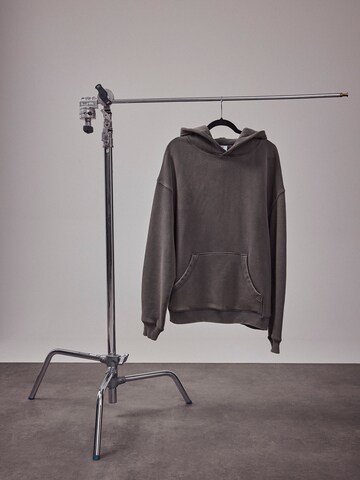 DAN FOX APPAREL Свитшот 'Essential Patrick' в Серый