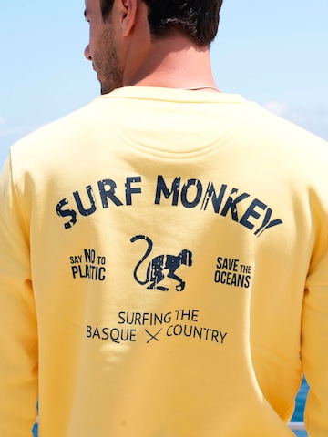 Surf Monkey - Sudadera 'Rette das Ozean' en amarillo