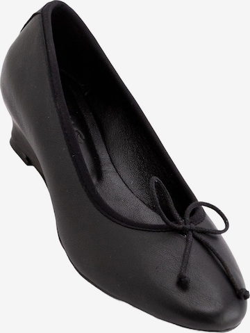 Limoya Pumps 'Arisa' in Black: front