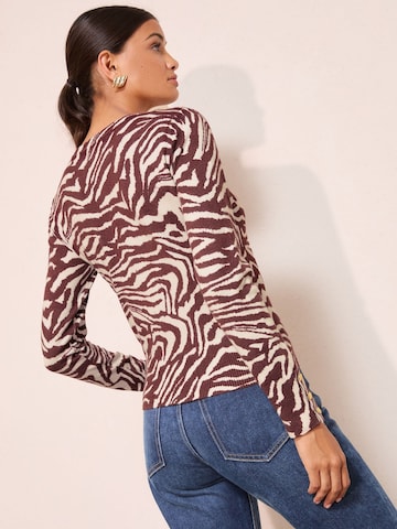 Friends Like These Пуловер в червено