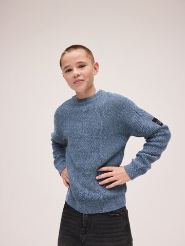 Next Svetr – modrá: přední strana