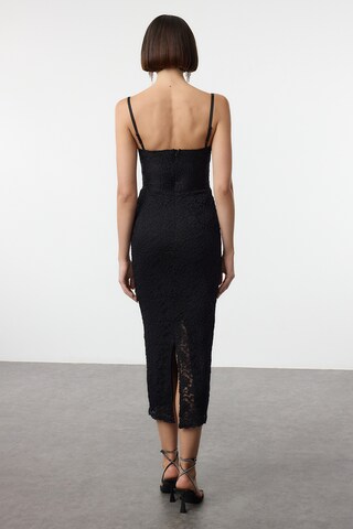 Trendyol Kleid in Schwarz
