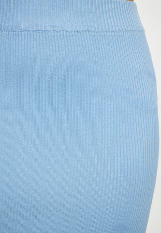 faina Rok in Blauw