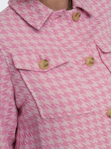 ONLY Carmakoma Φθινοπωρινό και ανοιξιάτικο μπουφάν 'KIMMIE' σε ροζ