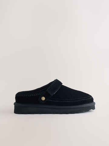 Saboţi de la Next pe negru