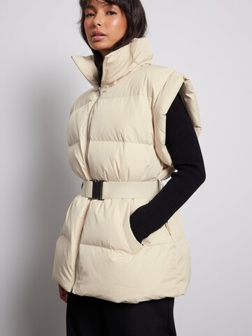 NA-KD Bodywarmer in Beige: voorkant