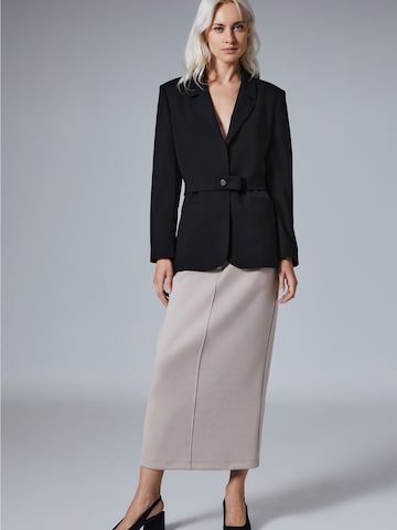 4TAILORS Bleiseri 'Capsule' värissä musta