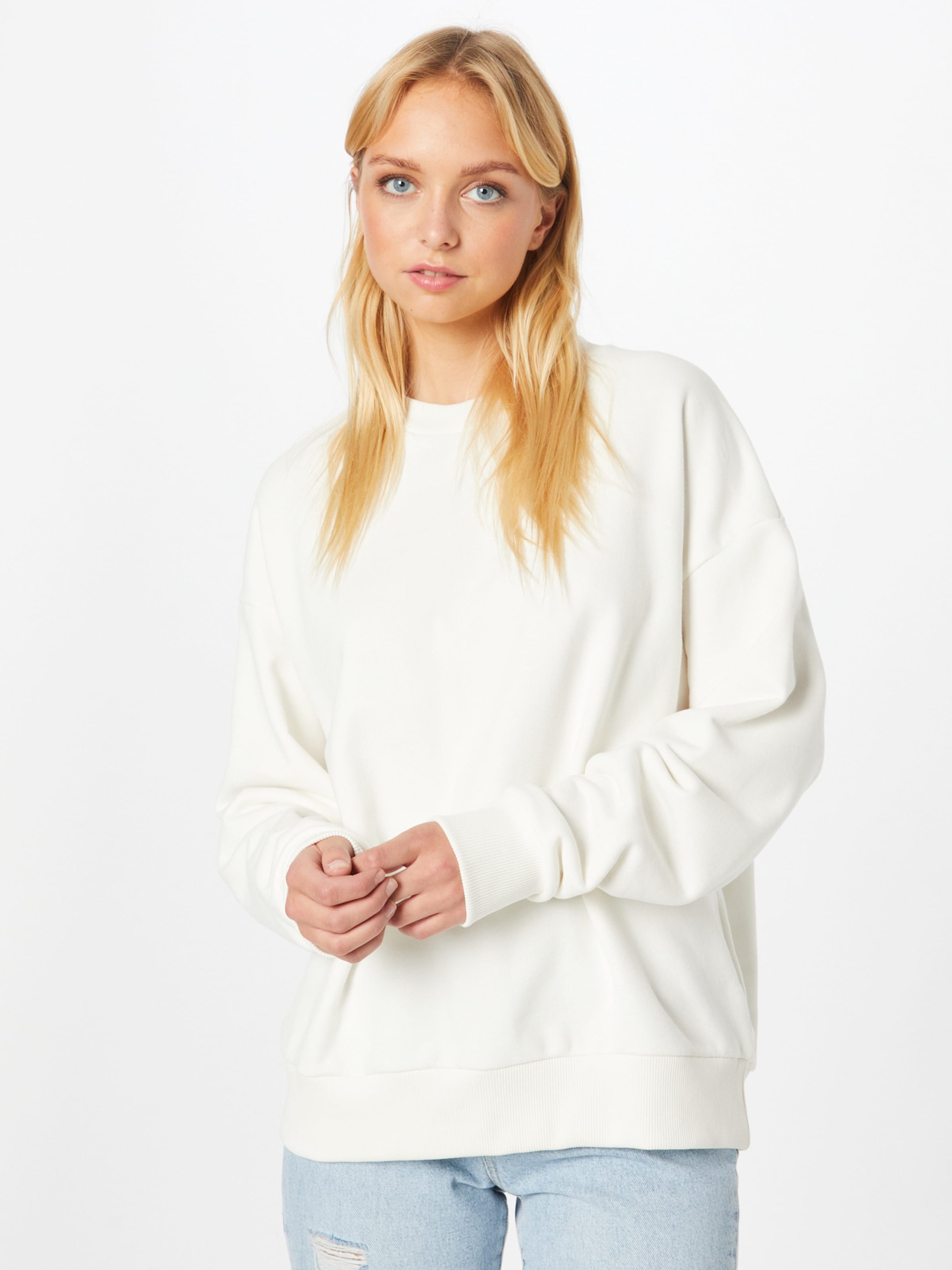 white loose sweatshirt