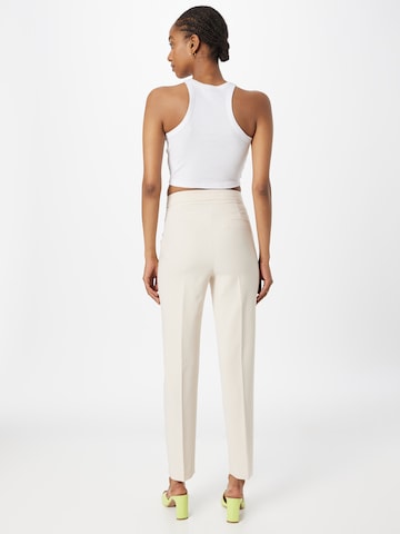 Coupe slim Pantalon à plis 'Karin' Gina Tricot en beige